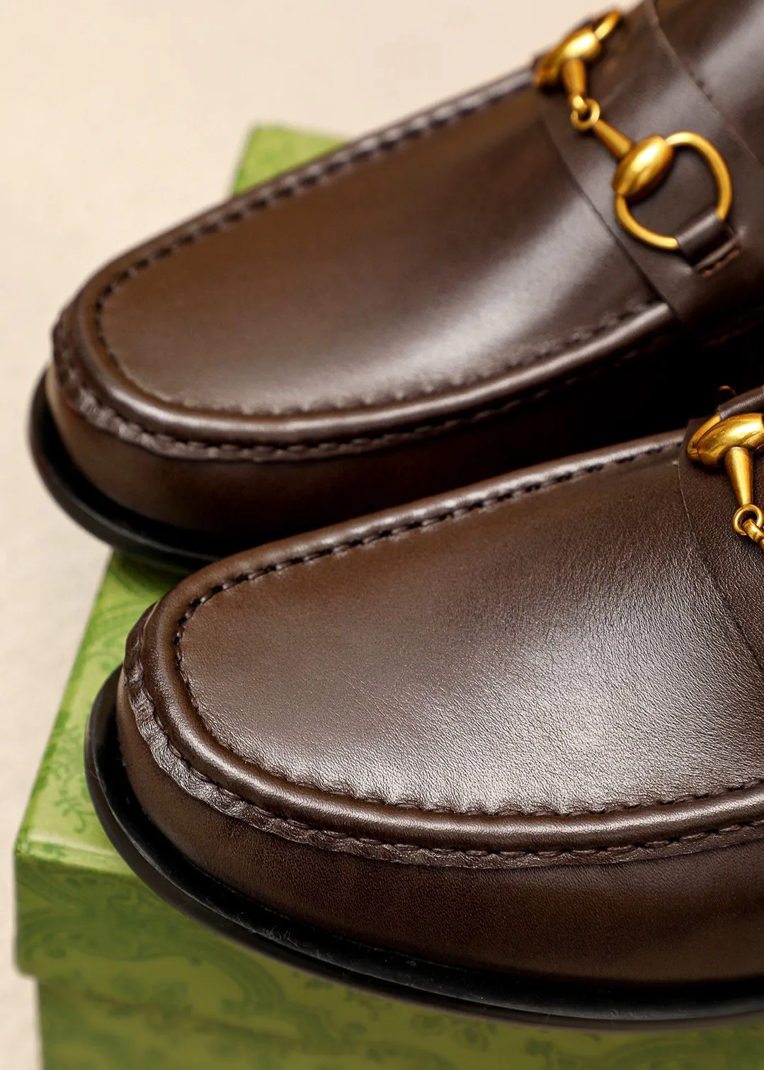 Men's shoes 💰460 💐 Product trademark: GUCCI "Gucci" casual leather shoes Regular size: 38-44 (45.46.47🉑️customized) Product materials: Selected imported first-layer calfskin upper + classic hardware buckle, imported cowhide leather lining. Strong three-dimensional visual effect, original combination outsole Color: 2⃣️colors available